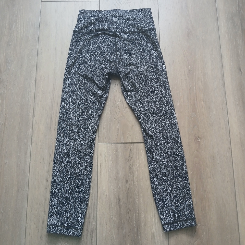 Lululemon Wunder Under Leggings Black & White Print Size 4 - 11"×32" - Picture 3 of 8